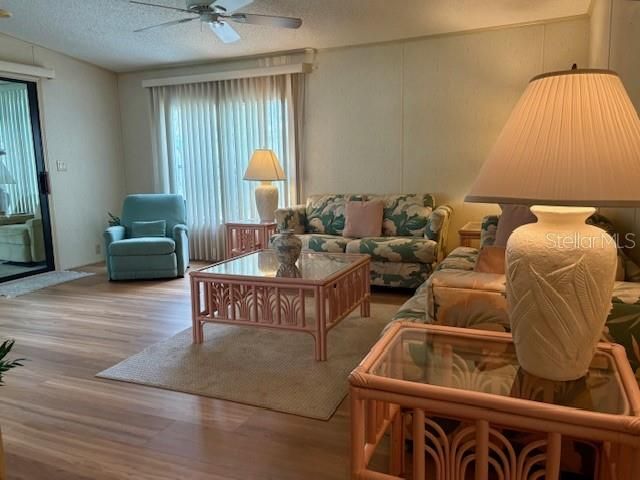 合同活跃: $189,000 (2 贝兹, 2 浴室, 972 平方英尺)