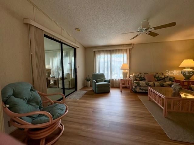 合同活跃: $189,000 (2 贝兹, 2 浴室, 972 平方英尺)