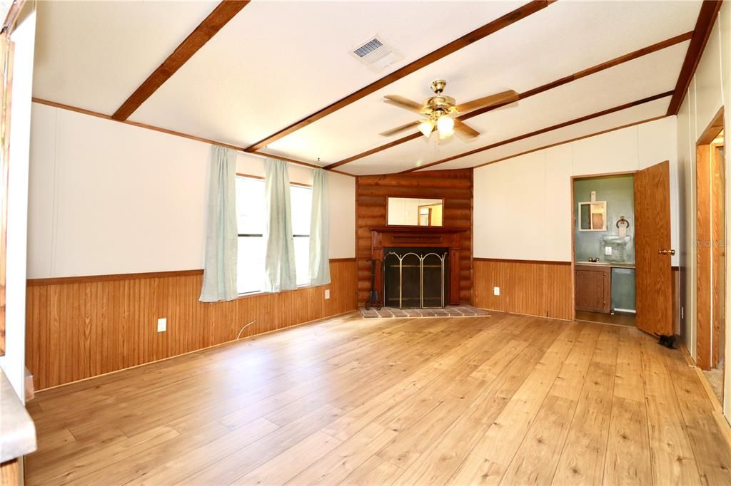 На продажу: $189,900 (3 спален, 2 ванн, 1404 Квадратных фут)