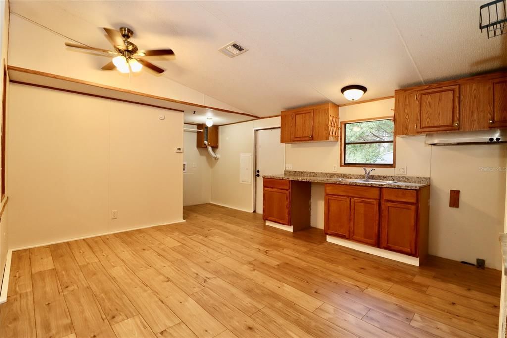 На продажу: $189,900 (3 спален, 2 ванн, 1404 Квадратных фут)