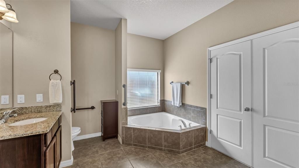 На продажу: $614,900 (5 спален, 3 ванн, 3076 Квадратных фут)