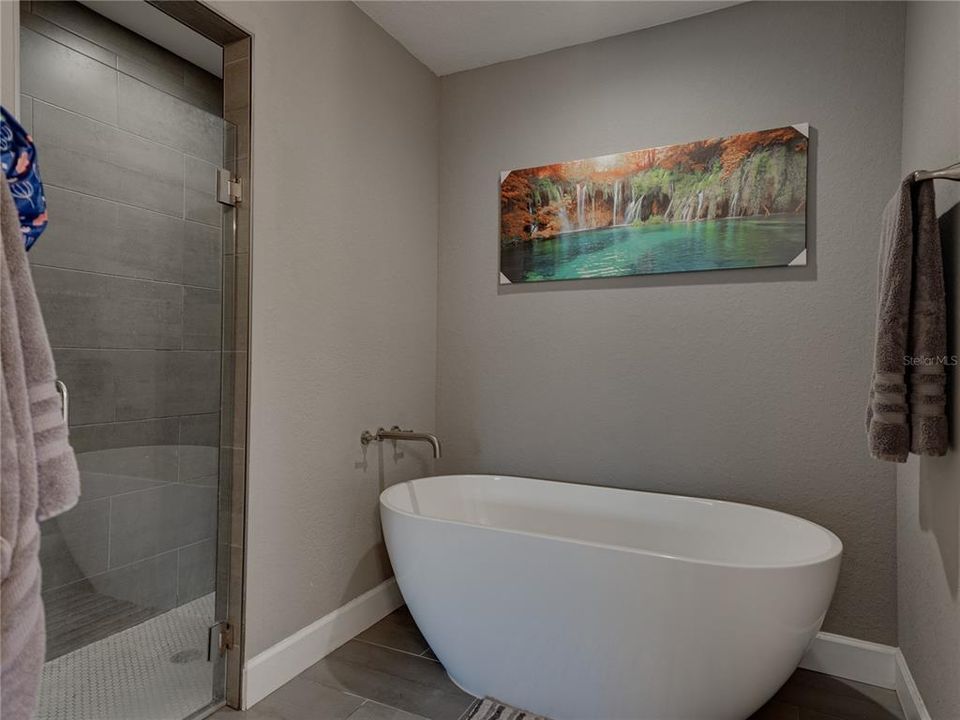 Active With Contract: $310,000 (3 beds, 2 baths, 1608 Square Feet)