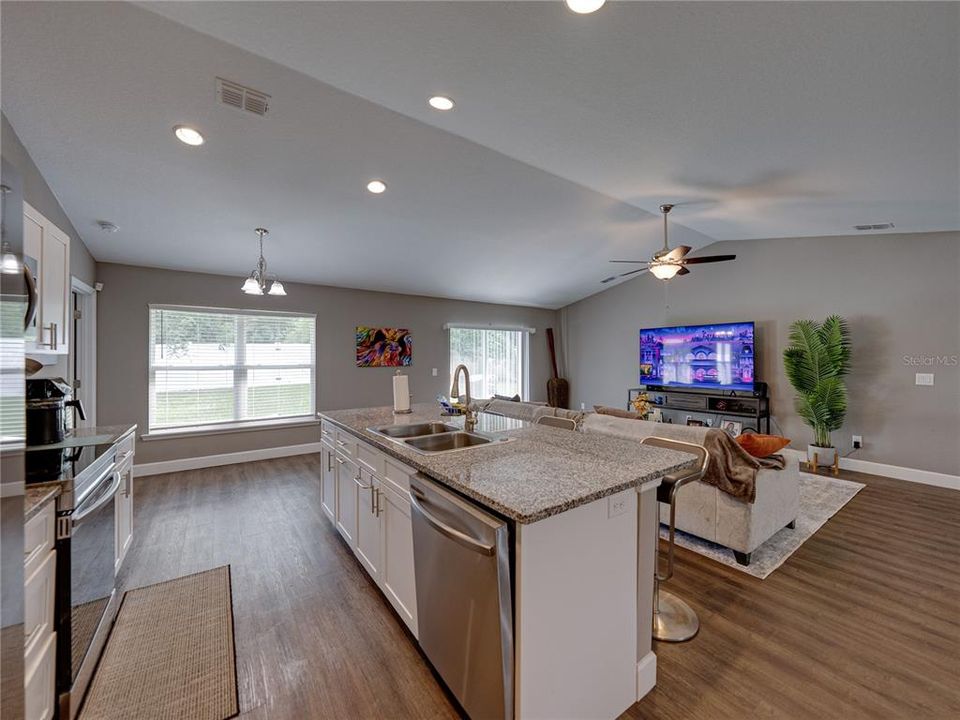 Active With Contract: $310,000 (3 beds, 2 baths, 1608 Square Feet)