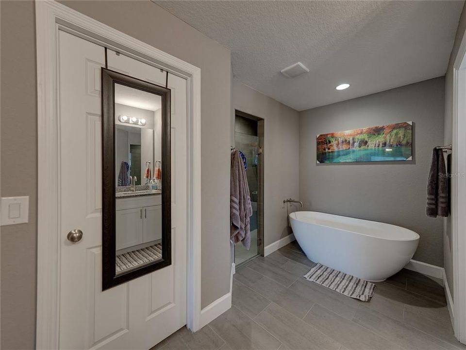 Active With Contract: $310,000 (3 beds, 2 baths, 1608 Square Feet)