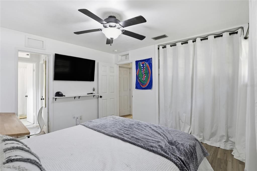 合同活跃: $365,000 (4 贝兹, 2 浴室, 2078 平方英尺)