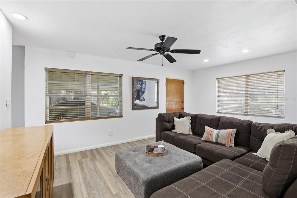 合同活跃: $365,000 (4 贝兹, 2 浴室, 2078 平方英尺)