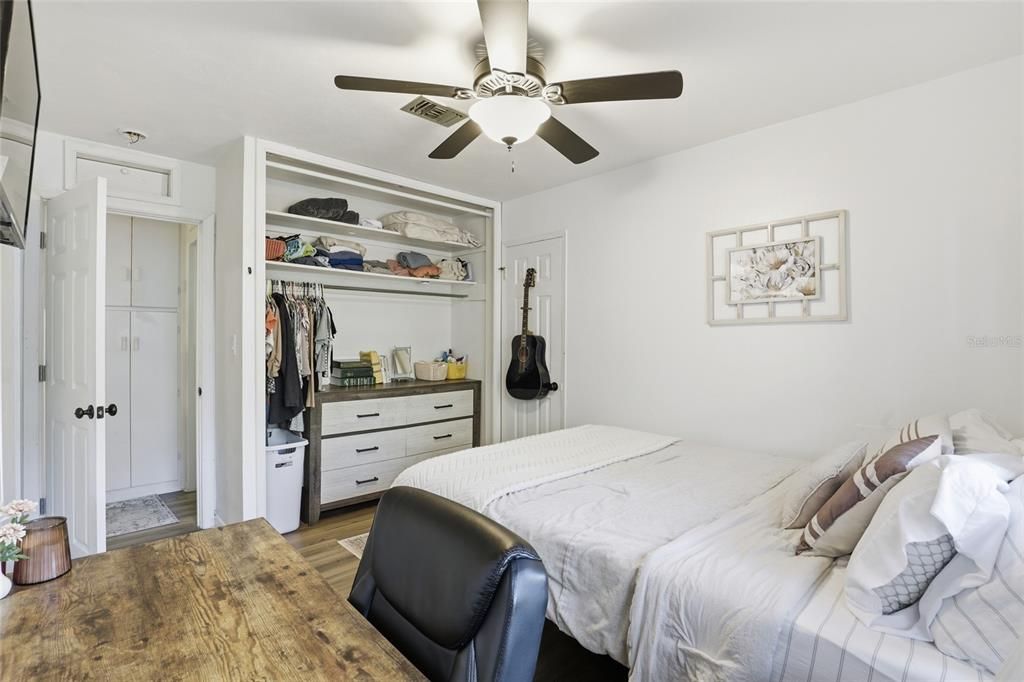 合同活跃: $365,000 (4 贝兹, 2 浴室, 2078 平方英尺)