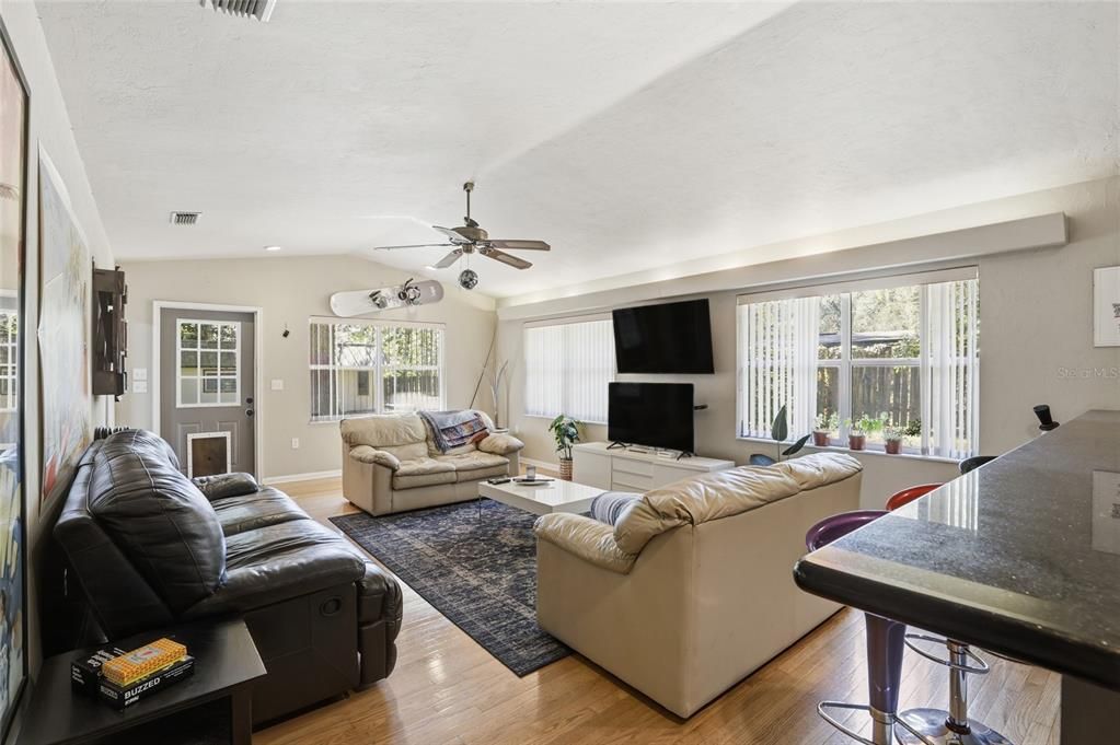 合同活跃: $365,000 (4 贝兹, 2 浴室, 2078 平方英尺)