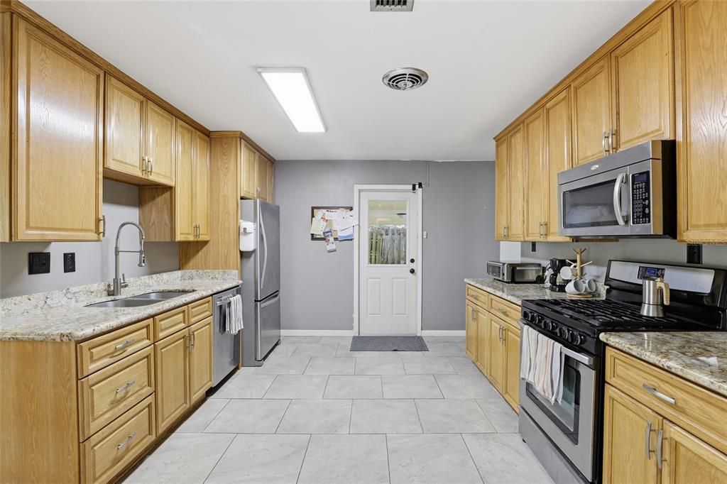 合同活跃: $365,000 (4 贝兹, 2 浴室, 2078 平方英尺)