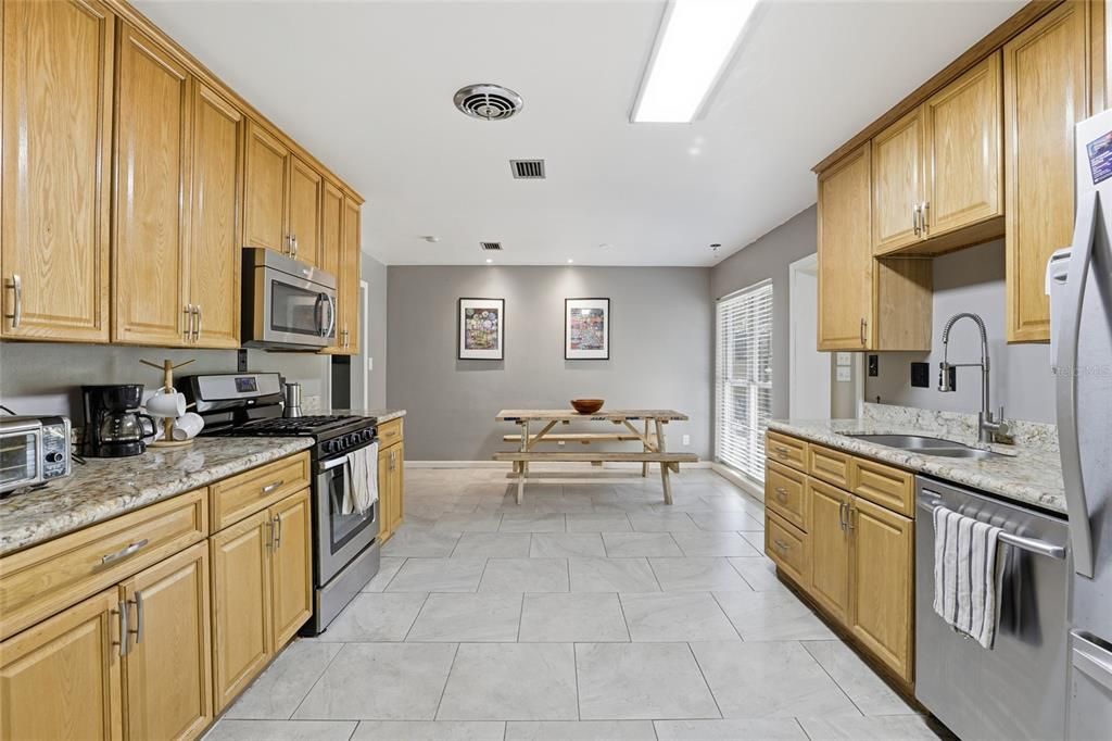 合同活跃: $365,000 (4 贝兹, 2 浴室, 2078 平方英尺)