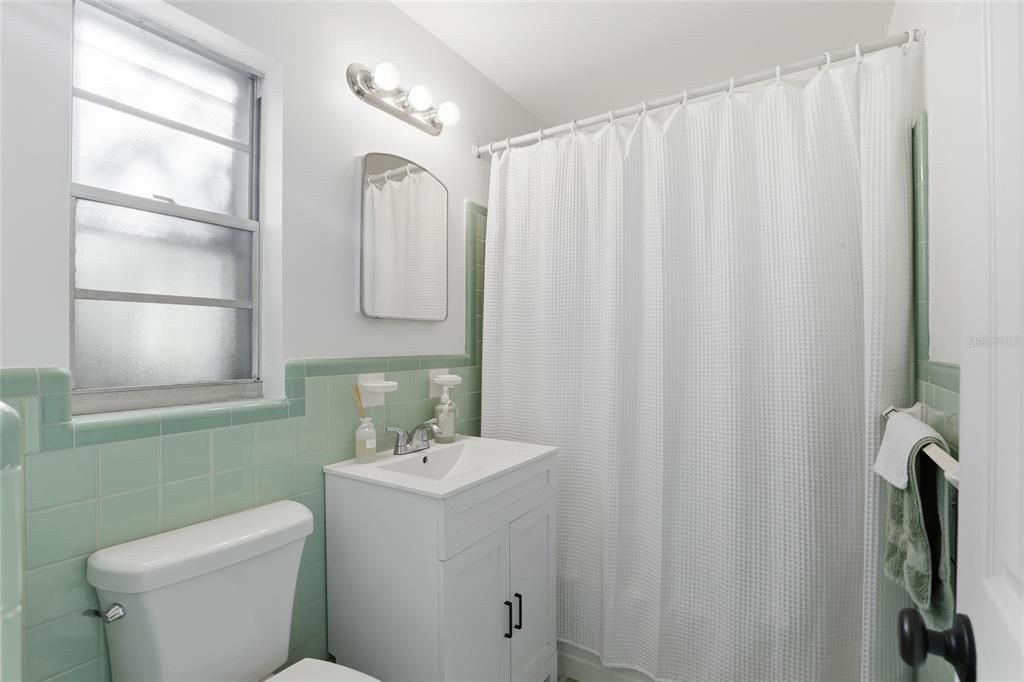 合同活跃: $365,000 (4 贝兹, 2 浴室, 2078 平方英尺)