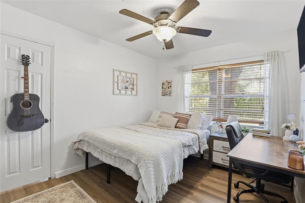 合同活跃: $365,000 (4 贝兹, 2 浴室, 2078 平方英尺)