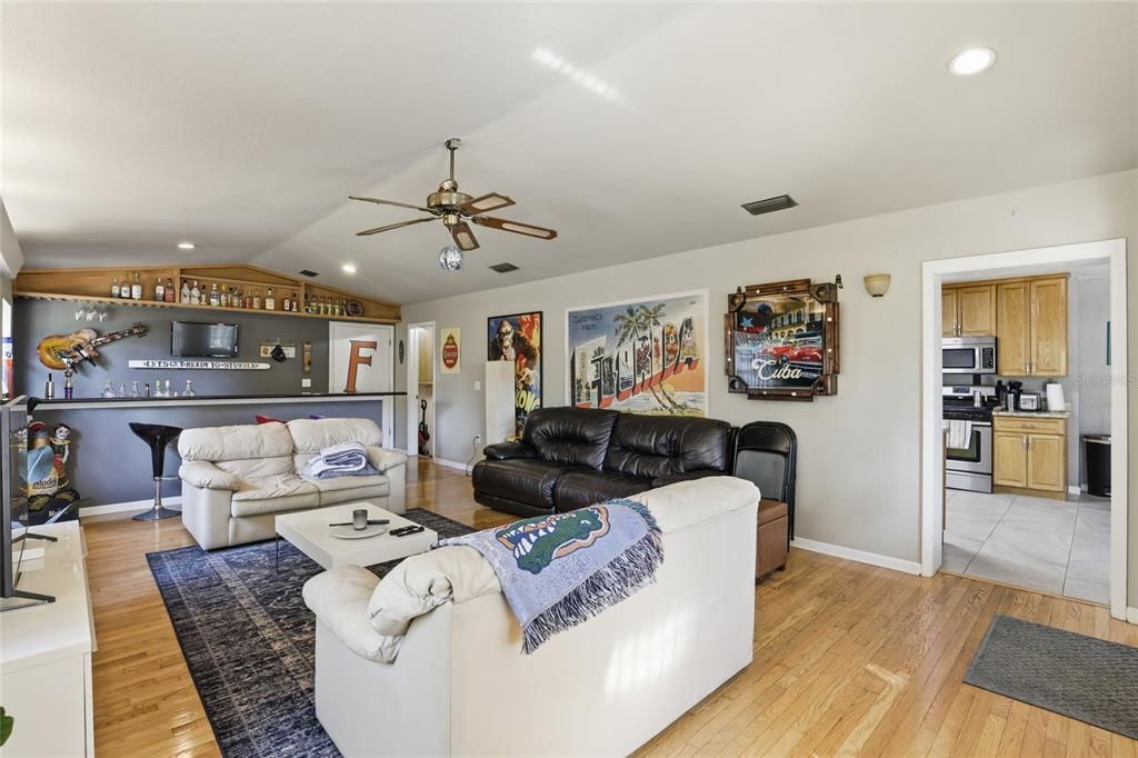 合同活跃: $365,000 (4 贝兹, 2 浴室, 2078 平方英尺)