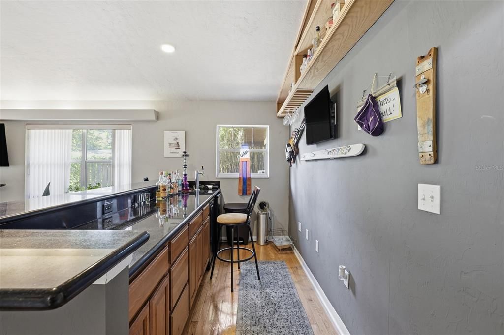 合同活跃: $365,000 (4 贝兹, 2 浴室, 2078 平方英尺)