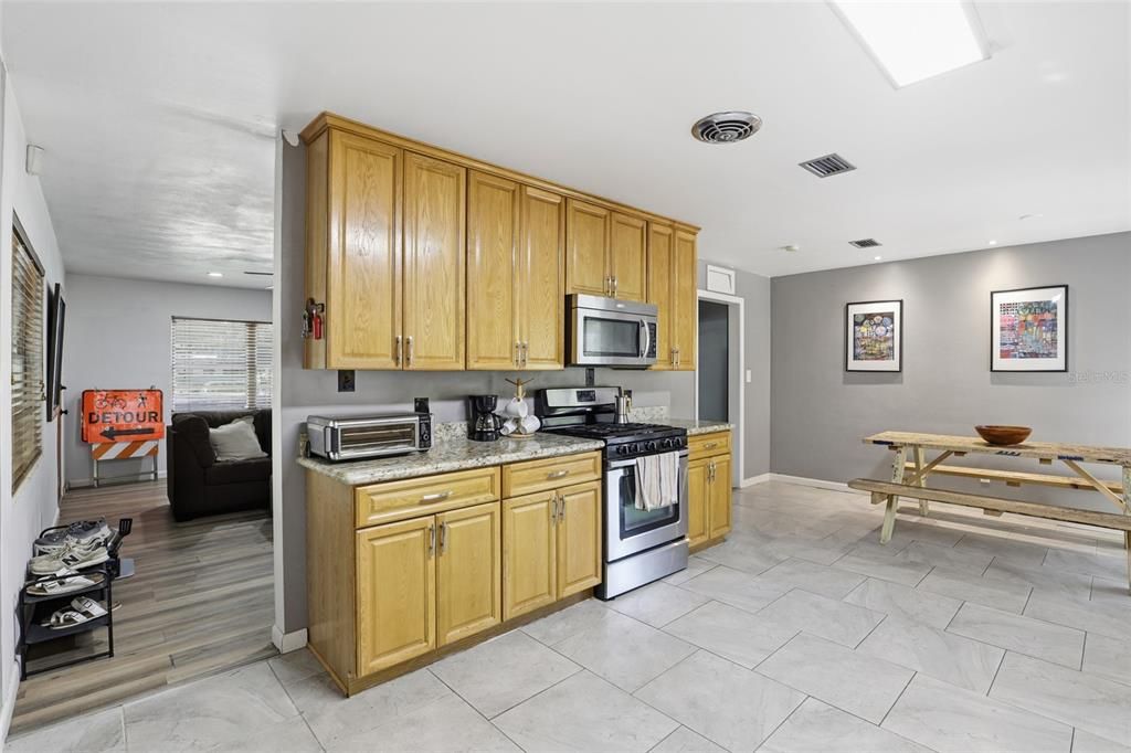 合同活跃: $365,000 (4 贝兹, 2 浴室, 2078 平方英尺)