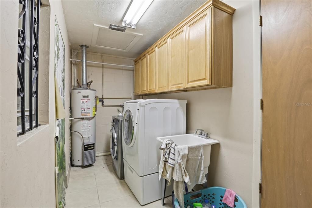 合同活跃: $365,000 (4 贝兹, 2 浴室, 2078 平方英尺)