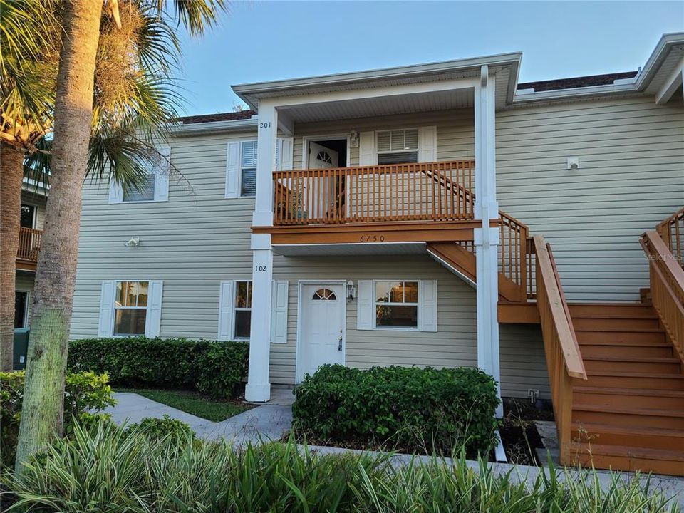 Active With Contract: $1,400 (2 beds, 2 baths, 1008 Square Feet)