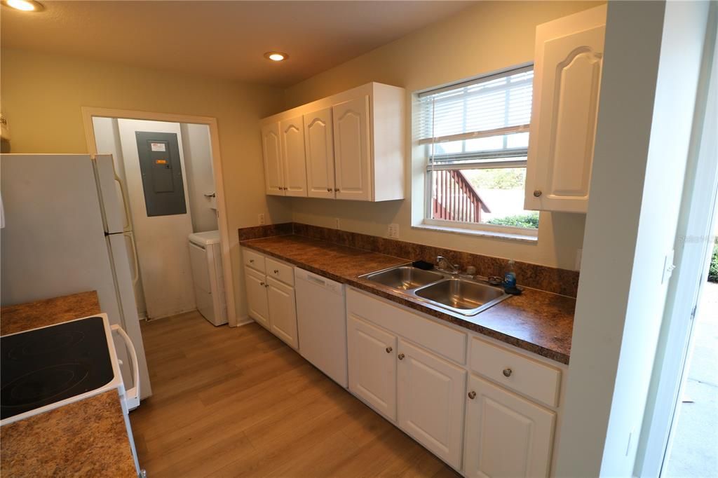 Active With Contract: $1,400 (2 beds, 2 baths, 1008 Square Feet)