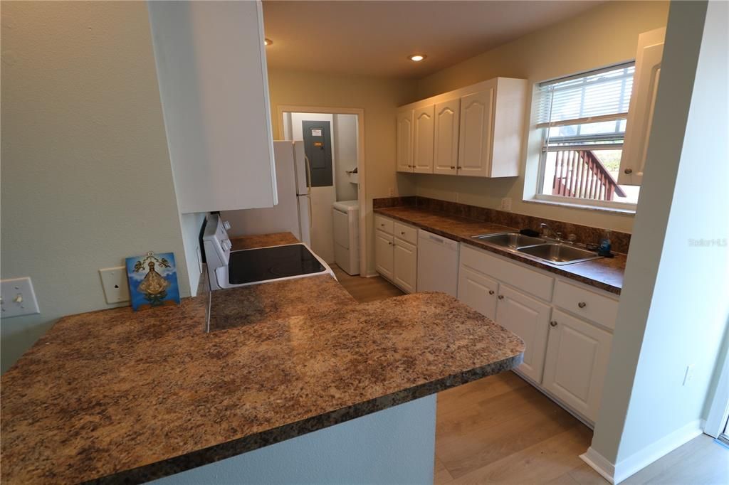 Active With Contract: $1,400 (2 beds, 2 baths, 1008 Square Feet)