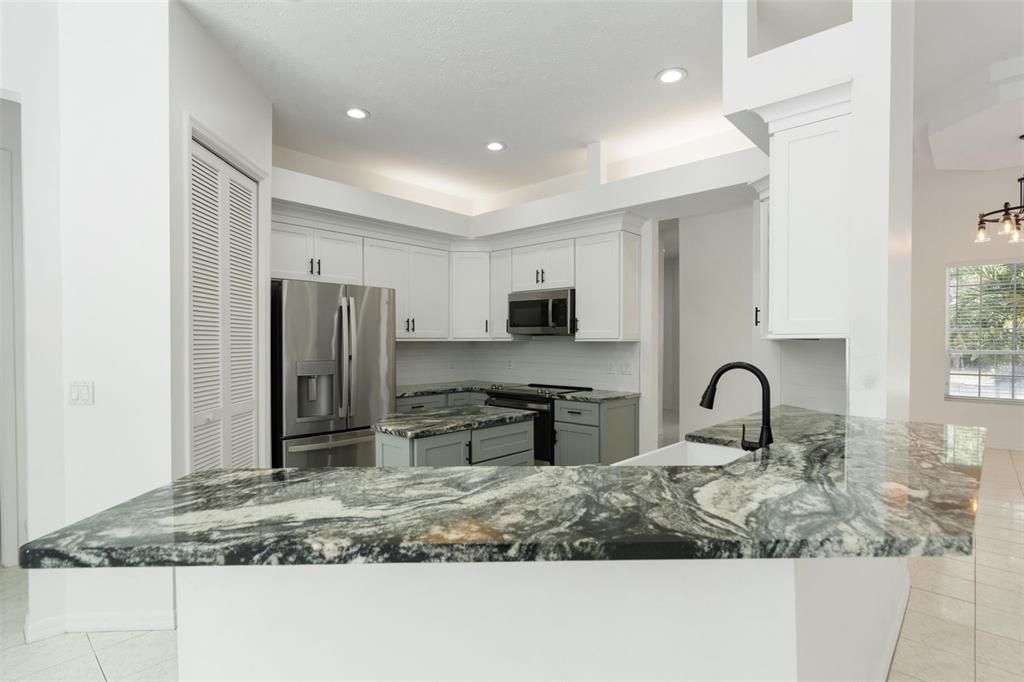 合同活跃: $834,900 (4 贝兹, 3 浴室, 2791 平方英尺)