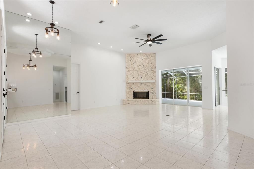 合同活跃: $834,900 (4 贝兹, 3 浴室, 2791 平方英尺)