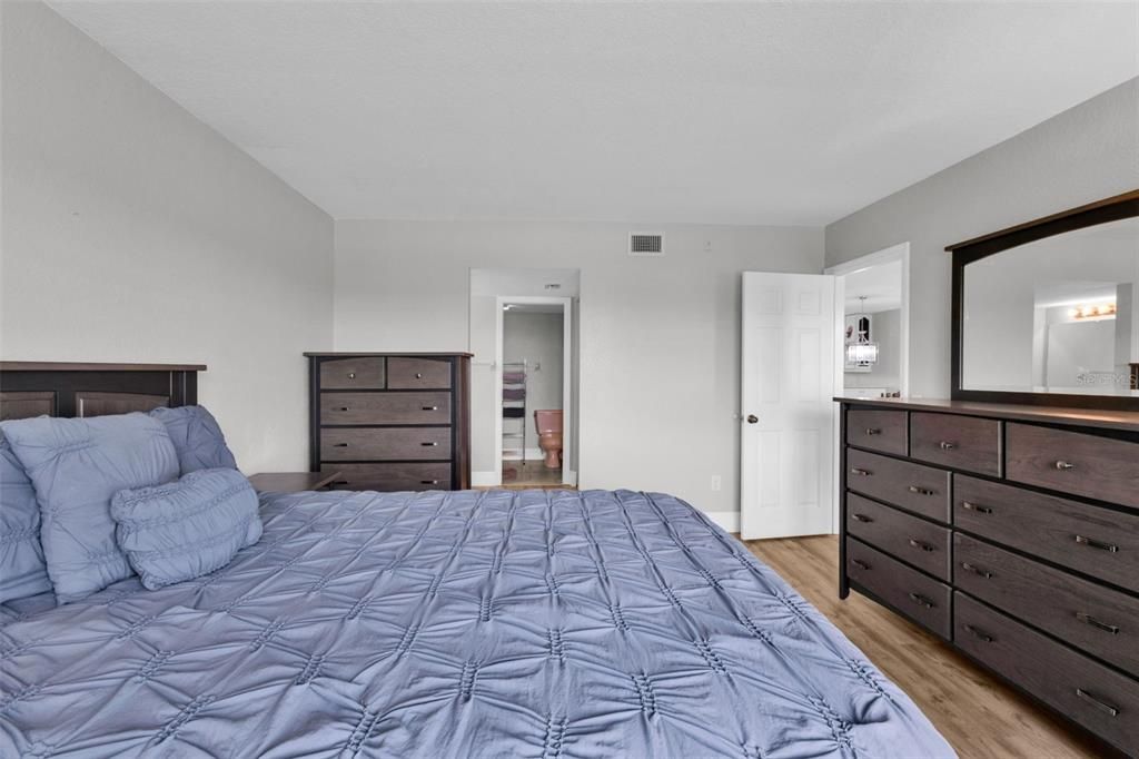 For Sale: $169,900 (2 beds, 2 baths, 1153 Square Feet)