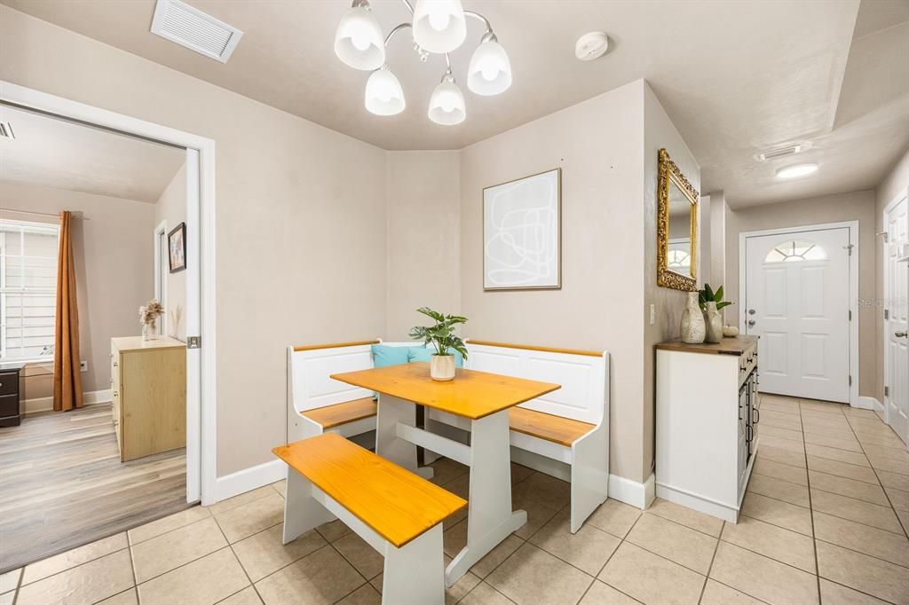 合同活跃: $325,000 (3 贝兹, 2 浴室, 1547 平方英尺)