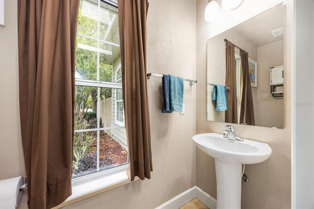 合同活跃: $325,000 (3 贝兹, 2 浴室, 1547 平方英尺)