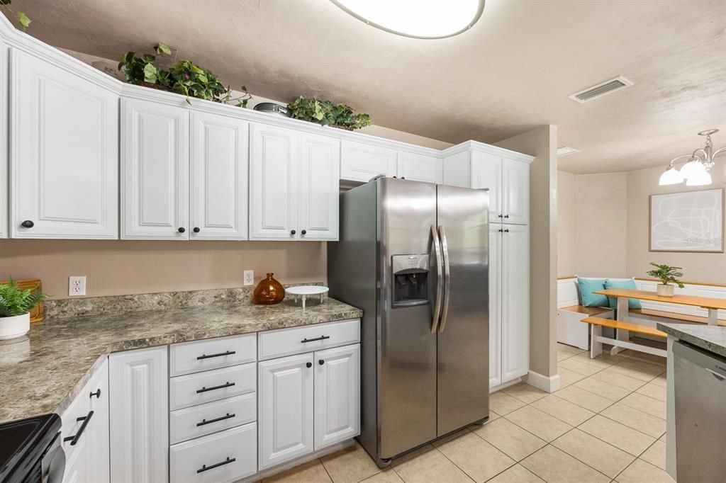 合同活跃: $325,000 (3 贝兹, 2 浴室, 1547 平方英尺)