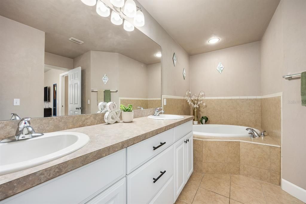 合同活跃: $325,000 (3 贝兹, 2 浴室, 1547 平方英尺)