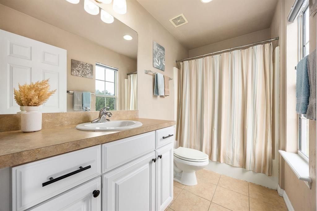 合同活跃: $325,000 (3 贝兹, 2 浴室, 1547 平方英尺)