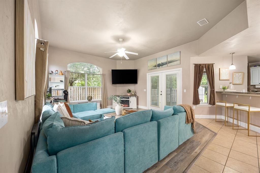 合同活跃: $325,000 (3 贝兹, 2 浴室, 1547 平方英尺)