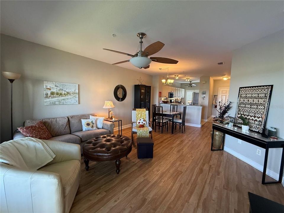 合同活跃: $1,550 (2 贝兹, 2 浴室, 996 平方英尺)