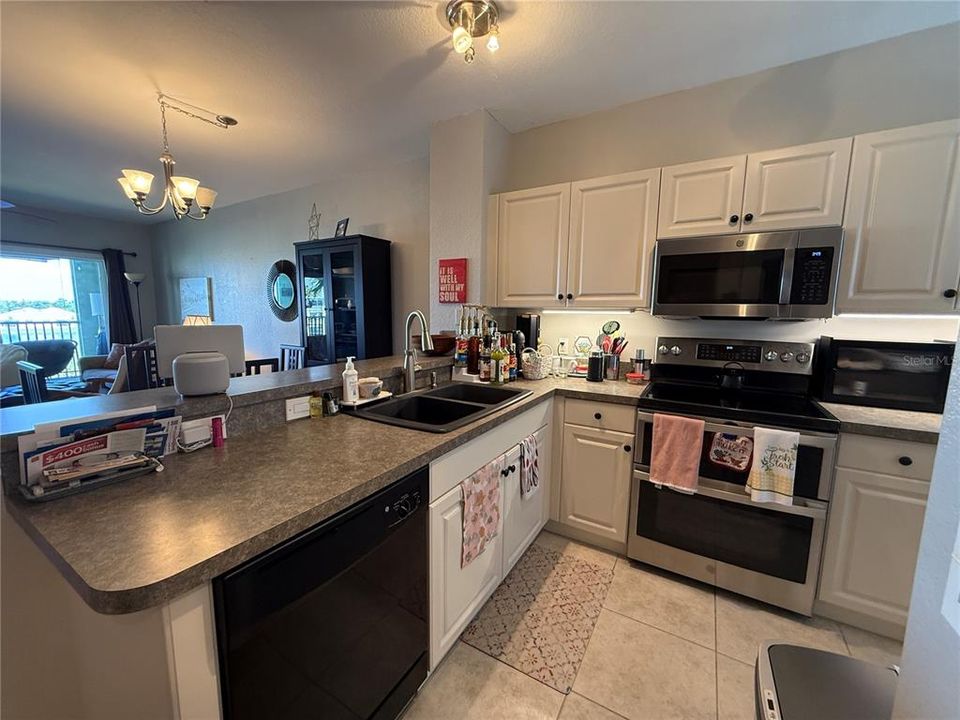 合同活跃: $1,550 (2 贝兹, 2 浴室, 996 平方英尺)