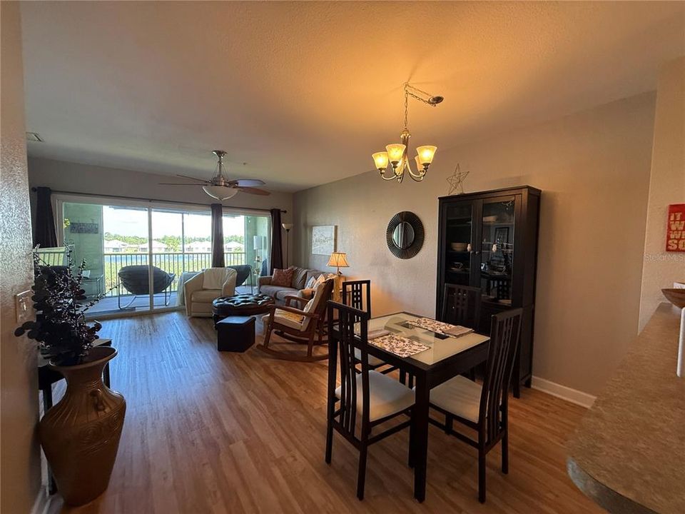 合同活跃: $1,550 (2 贝兹, 2 浴室, 996 平方英尺)