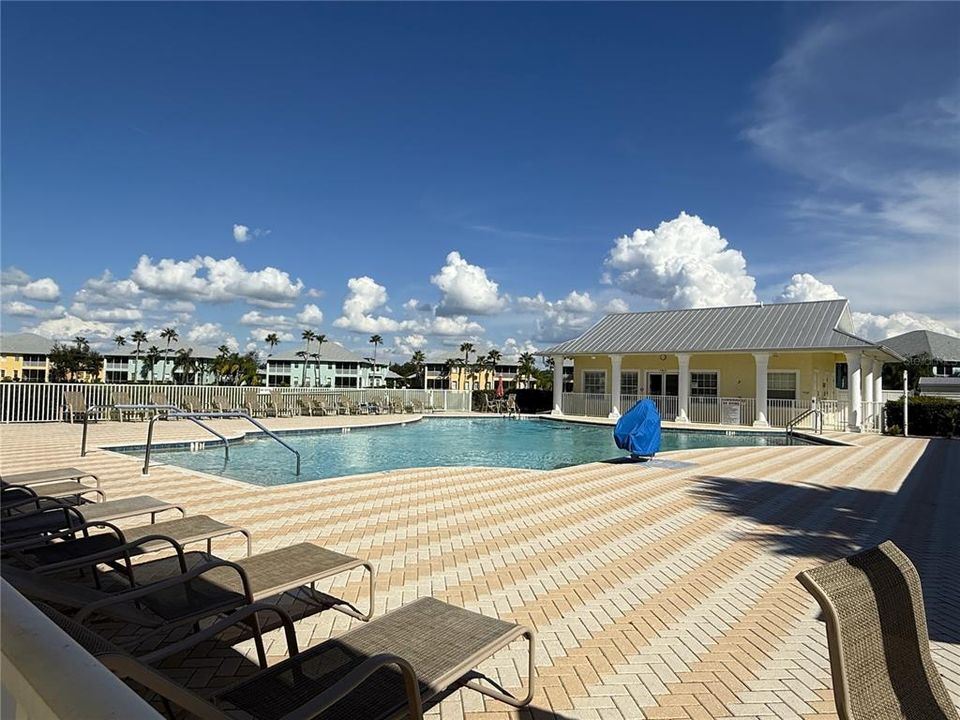 合同活跃: $1,550 (2 贝兹, 2 浴室, 996 平方英尺)