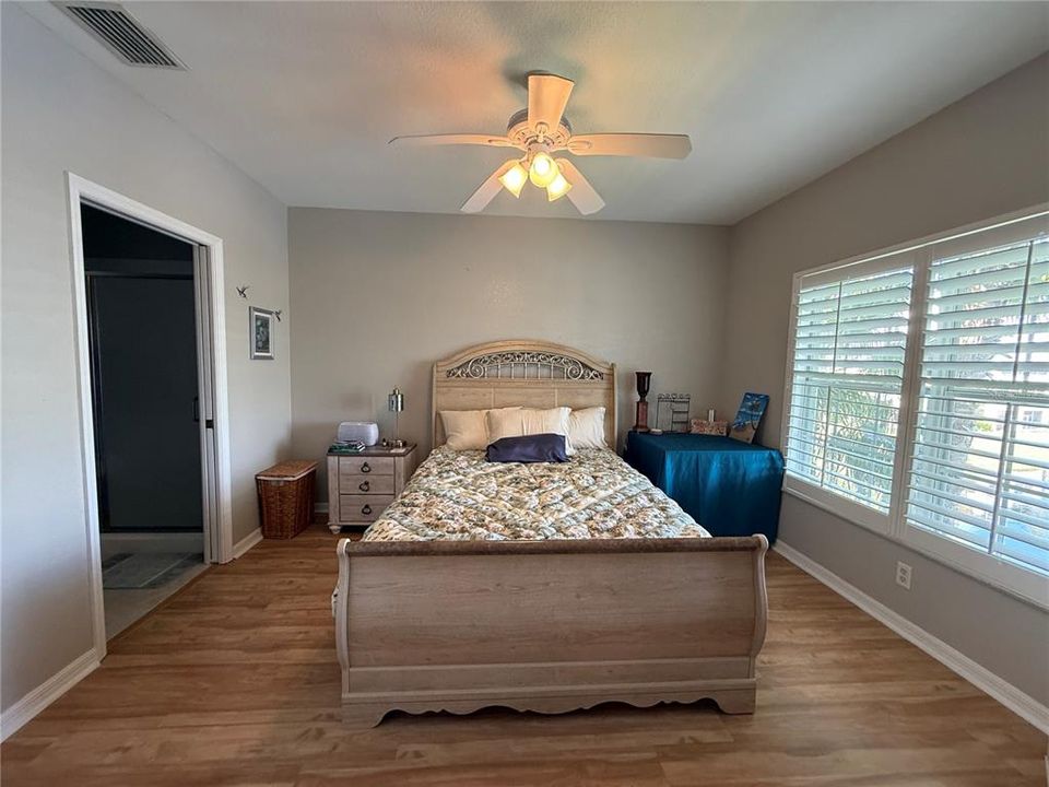 合同活跃: $1,550 (2 贝兹, 2 浴室, 996 平方英尺)