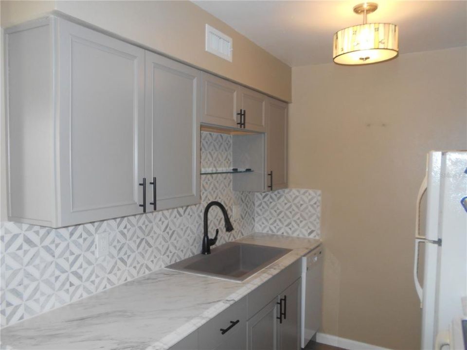 合同活跃: $1,150 (1 贝兹, 1 浴室, 591 平方英尺)