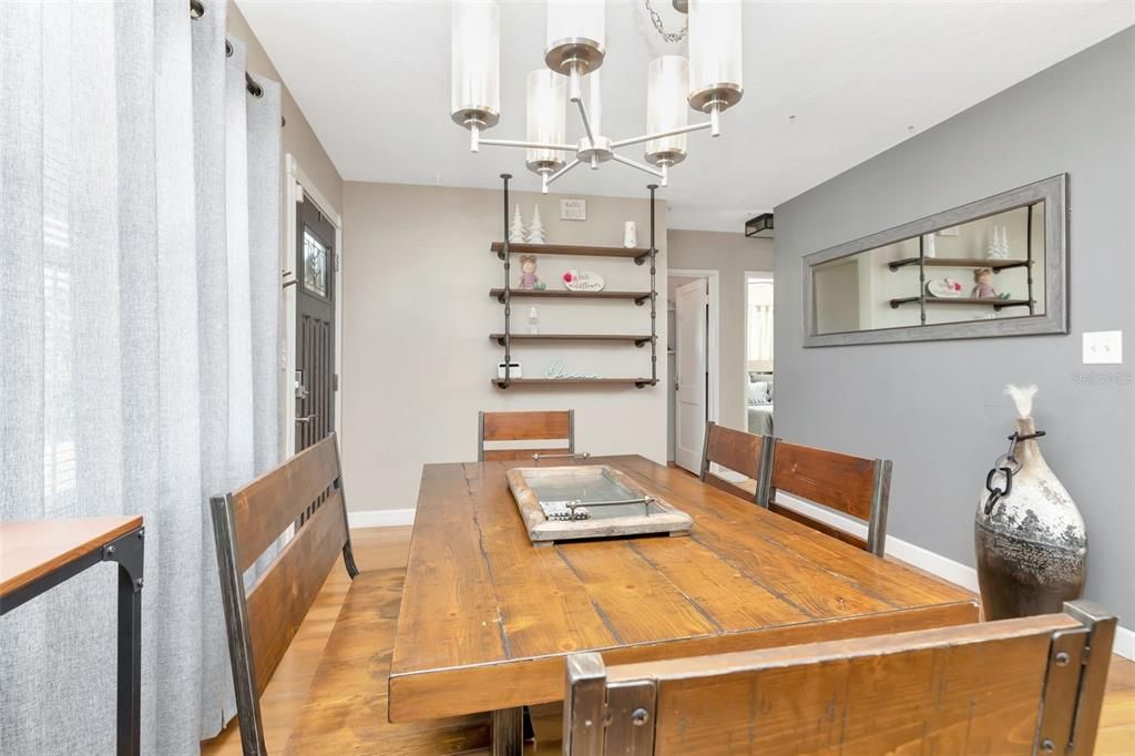 Под контрактом: $339,900 (2 спален, 1 ванн, 984 Квадратных фут)