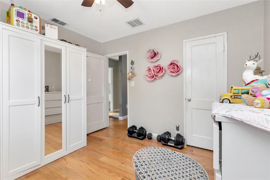 Под контрактом: $339,900 (2 спален, 1 ванн, 984 Квадратных фут)