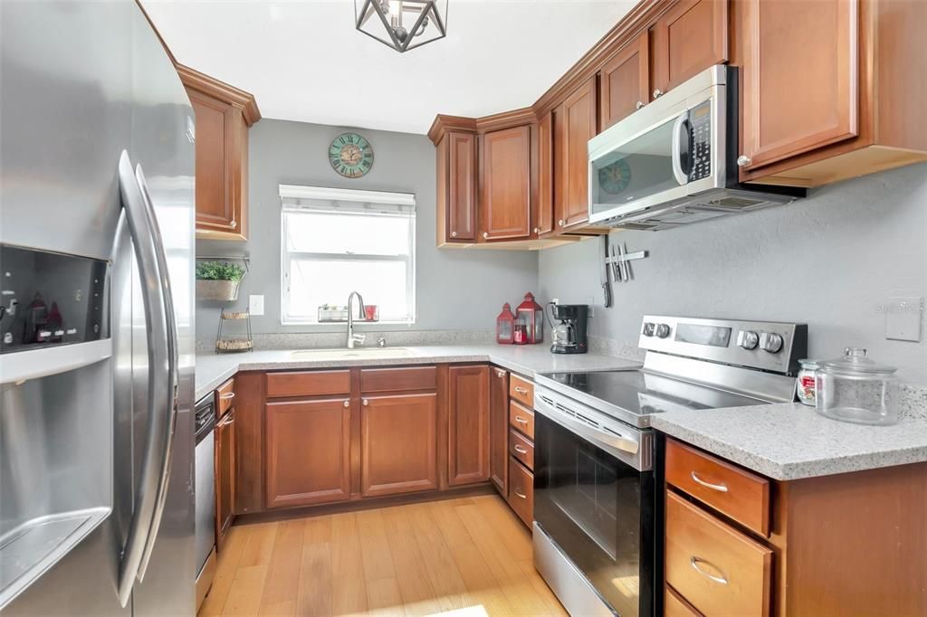 Под контрактом: $339,900 (2 спален, 1 ванн, 984 Квадратных фут)