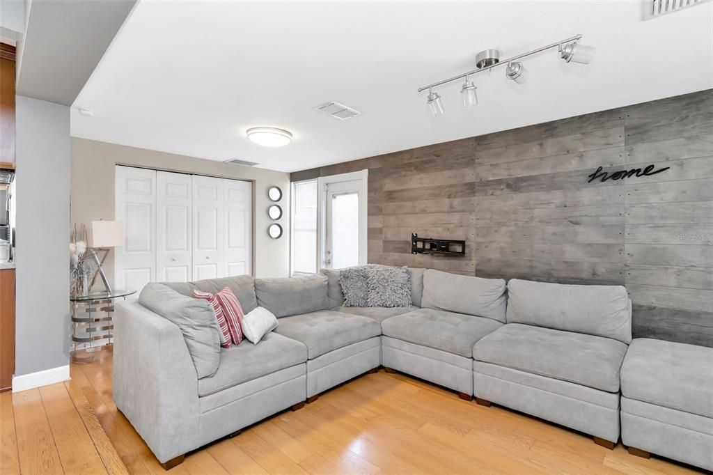 Под контрактом: $339,900 (2 спален, 1 ванн, 984 Квадратных фут)