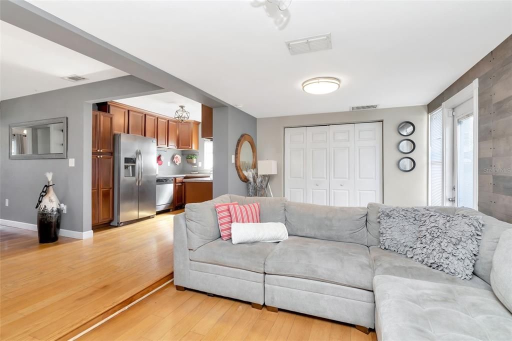 Под контрактом: $339,900 (2 спален, 1 ванн, 984 Квадратных фут)