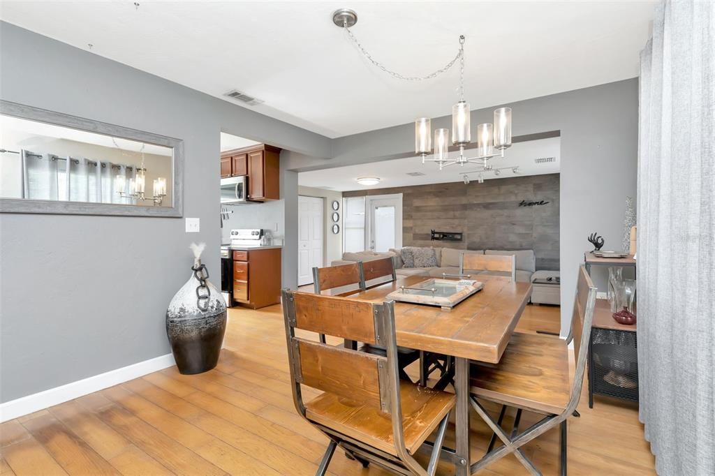 Под контрактом: $339,900 (2 спален, 1 ванн, 984 Квадратных фут)