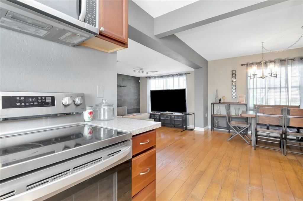 Под контрактом: $339,900 (2 спален, 1 ванн, 984 Квадратных фут)