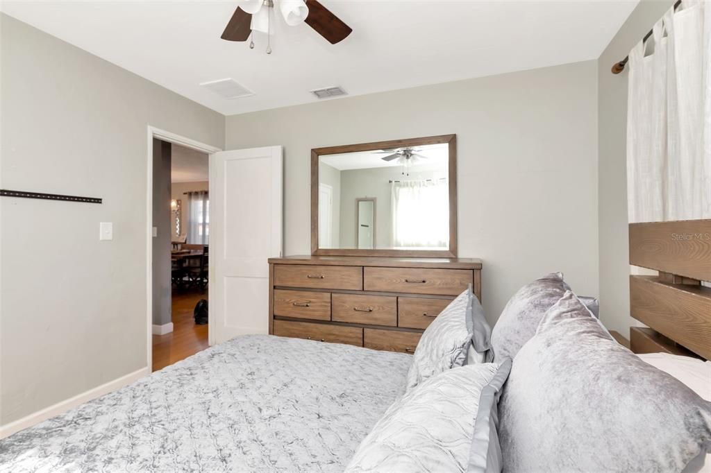 Под контрактом: $339,900 (2 спален, 1 ванн, 984 Квадратных фут)