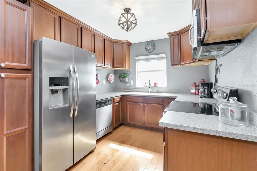 Под контрактом: $339,900 (2 спален, 1 ванн, 984 Квадратных фут)