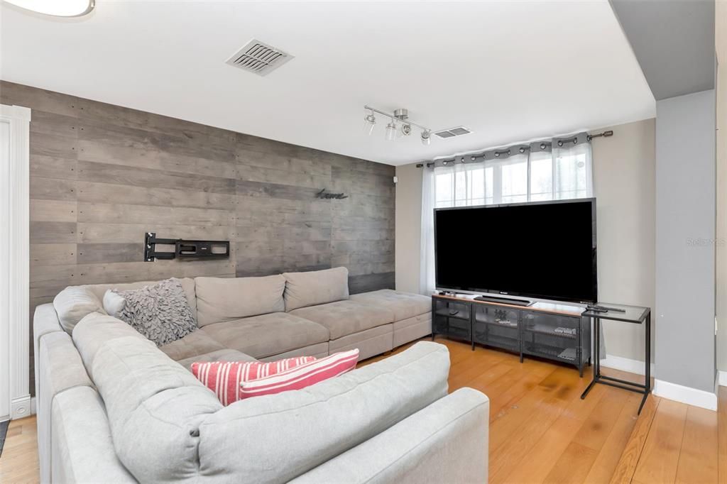 Под контрактом: $339,900 (2 спален, 1 ванн, 984 Квадратных фут)