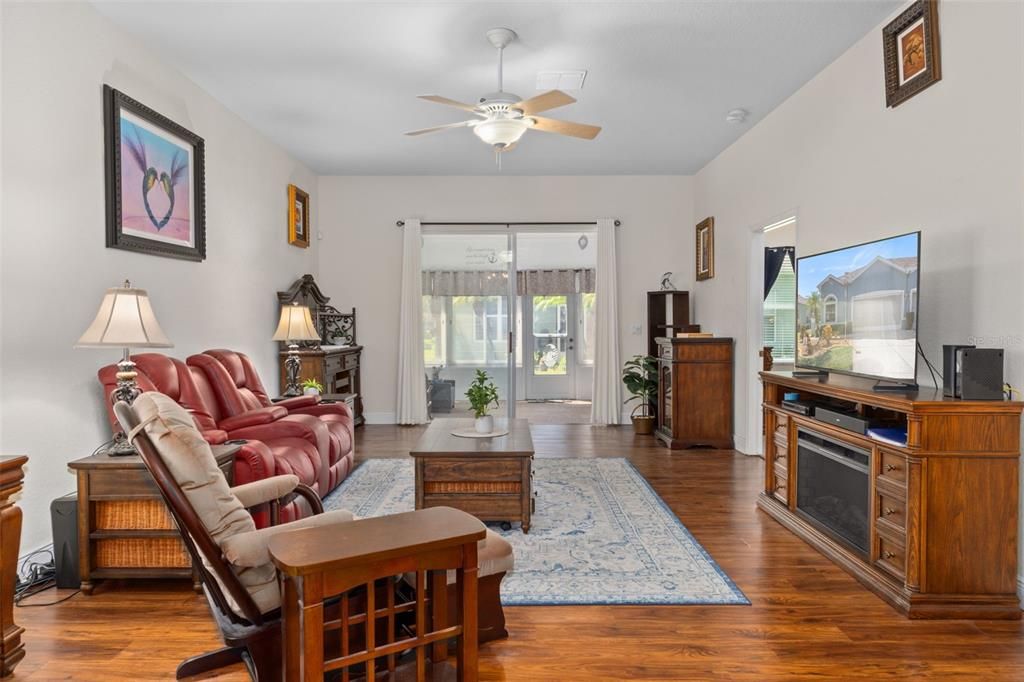 Active With Contract: $294,700 (3 beds, 2 baths, 1719 Square Feet)