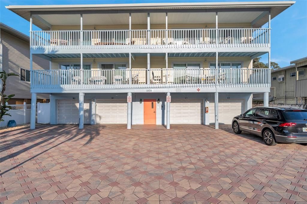 Recently Sold: $575,000 (2 beds, 2 baths, 878 Square Feet)